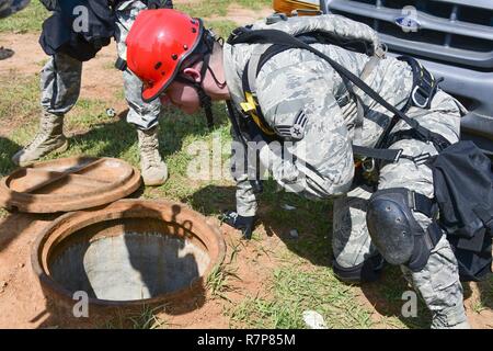 Us Air Force Senior Airman Johannes Childree, ein Arzt aus Die 116 medizinische Gruppe, Abteilung 1, 116. Air Control Wing, Georgia Air National Guard, Teams mit Soldaten aus dem Alabama National Guard bei der Suche und Gewinnung der Übung, die erforderlich ist, um sie einem verletzten Opfer zu retten, indem ein Mannequin gespielt, von einem Mann - Bohrung nach einem simulierten Hurrikan Szene im Guardian Zentrum in Perry, Ga, 29. März 2017 Während der chemischen, biologischen, radiologischen, nuklearen und explosiven Enhanced Response Force Paket Teil der Übung. Wachsam Guard 2017 Georgien ist eine gemeinsame regionale Schulungen ex Stockfoto