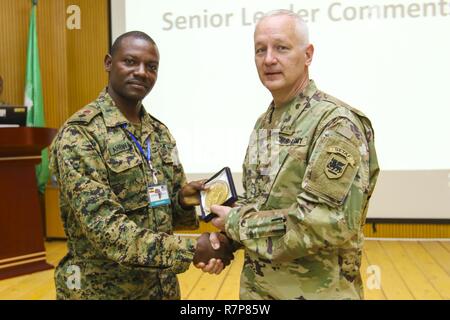 Brig. Gen. Jon Jensen, US-Armee Afrika stellvertretender Kommandant, durch die Staats- und Regierungschefs der teilnehmenden Nationen und internationale Organisationen für ihren Beitrag zur USARAF-led-übung Justicied Accord 17, während einer Abschlussveranstaltung am Frieden und Support Training Center in Addis Abeba, Äthiopien, 24. März 2017. Die Ausübung ist eine jährliche Kombinierte gemeinsame Ausübung auf die Zusammenführung der USA, werden die afrikanischen Partner, westlichen Partnern und internationalen Organisationen der Interoperabilität durch Zusammenarbeit für friedenserhaltende Maßnahmen im Osten Afrika Region zu fördern. Stockfoto