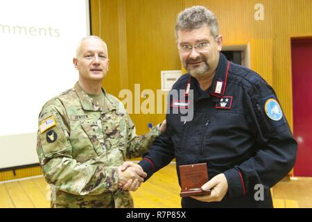 Brig. Gen. Jon Jensen, US-Armee Afrika stellvertretender Kommandeur, Oberstleutnant Paolo Di Piazza, Peace Support Operations- und Krisenmanagement Stuhl mit das Center of Excellence für Stabilität Polizeieinheiten, für seinen Beitrag zur USARAF-led-übung Justicied Accord 17, während einer Abschlussveranstaltung am Frieden und Support Training Center in Addis Abeba, Äthiopien, 24. März 2017. Die Ausübung ist eine jährliche Kombinierte gemeinsame Ausübung auf die Zusammenführung der USA, werden die afrikanischen Partner, westlichen Partnern und internationalen Organisationen der Interoperabilität durch die Zusammenarbeit für die Friedenssicherung fördern Stockfoto