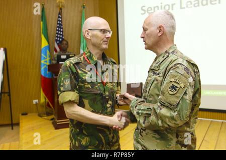 Brig. Gen. Jon Jensen, US-Armee Afrika stellvertretender Kommandeur, Oberstleutnant Luurt Van der Ploeg, Leiter der Intelligenz im Land Operations Support-Befehl für den Königlichen Niederländischen Armee, für seinen Beitrag zur USARAF-led-übung Justicied Accord 17, während einer Abschlussveranstaltung am Frieden und Support Training Center in Addis Abeba, Äthiopien, 24. März 2017. Die Ausübung ist eine jährliche Kombinierte gemeinsame Ausübung auf die Zusammenführung der USA, werden die afrikanischen Partner, westlichen Partnern und internationalen Organisationen der Interoperabilität durch Zusammenarbeit zu friedenserhaltenden Operationen in fördern Stockfoto