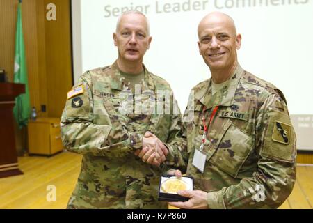 Brig. Gen. Jon Jensen, US-Armee Afrika stellvertretender Kommandant, dank der US-Army Reserve Colonel Chris Wände, Kommandant der 3. Brigade, Great Lakes Abteilung Weiterbildung, 75 Ausbildung Befehl, für seinen Beitrag zur USARAF-led-übung Justicied Accord 17, während einer Abschlussveranstaltung am Frieden und Support Training Center in Addis Abeba, Äthiopien, 24. März 2017. Die Ausübung ist eine jährliche Kombinierte gemeinsame Ausübung auf die Zusammenführung der USA, werden die afrikanischen Partner, westlichen Partnern und internationalen Organisationen der Interoperabilität durch Zusammenarbeit für friedenserhaltende Operationen in der Eas zu fördern. Stockfoto