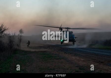 Ein UH-60 Black Hawk Hubschrauber bereitet zu landen und spezielle Taktiken Flieger Hilfe für die 123 Spezielle Taktiken Squadron, Kentucky Air National Guard, Falcon Bombardierungstrecke, Fort Sill, Okla., Jan. 23, 2017 zu infiltrieren. Der 137 Air Support Element aus der 137 Special Operations Wing, Oklahoma City, eine gemeinsame Veranstaltung mit der 123 Spezielle Taktiken Squadron, Kentucky Air National Guard, Air Force Reserve F-16 von der 301 Fighter Wing und T-38 von der 88th Fighter Training Squadron, Sheppard Air Force Base, März 20-23, 2017 abgestimmt. Stockfoto