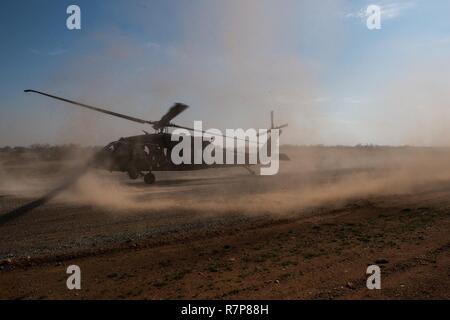 Ein UH-60 Black Hawk Hubschrauber bereitet zu landen und spezielle Taktiken Flieger für die 123 Spezielle Taktiken Squadron, Kentucky Air National Guard, und einem öffentlichen Angelegenheiten Flieger von Falcon Bombardierungstrecke, Fort Sill, Okla., Jan. 22, 2017 zu extrahieren. Der 137 Air Support Element aus der 137 Special Operations Wing, Oklahoma City, eine gemeinsame Veranstaltung mit der 123 Spezielle Taktiken Squadron, Kentucky Air National Guard, Air Force Reserve F-16 von der 301 Fighter Wing und T-38 von der 88th Fighter Training Squadron, Sheppard Air Force Base, März 20-23, 2017 abgestimmt. Stockfoto