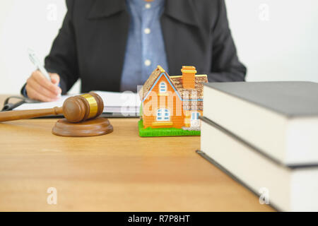 Kaufmann Rechtsanwalt schreiben Hinweis die Organisation plan mit dem Notebook Kauf Verkauf und Vermietung von Immobilien Stockfoto