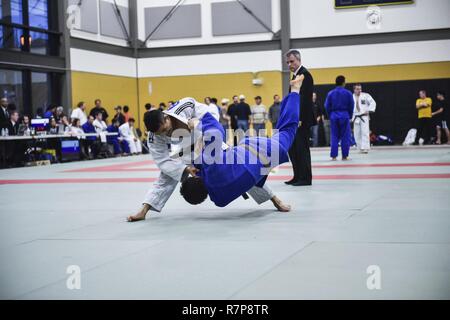 PORTLAND, Erz (25. März 2017) Master-at-Arms 2. Klasse Bobby Yamashita, aus Denver, Colorado, zu Naval Support Activity Bahrain zugewiesen wird, wirft seine Gegner für Ippon, gewinnen ein Judo übereinstimmen. Yamashita ist ein Vielfaches der Zeit Wettbewerber mit All-Navy Wrestling und Streitkräfte Judo. Stockfoto