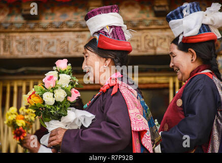 Ladakhi Frauen in traditioneller Kleidung zu einem Tara Gebet sammeln, Leh, Ladakh, Indien Stockfoto