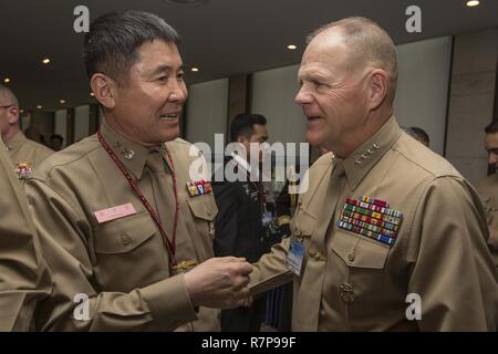 Kommandant des Marine Corps Gen. Robert B. Neller, rechts, spricht mit einer Republik Korea Marine am Militopia Hotel, Seoul, Südkorea, 1. April 2017. Neller besucht Südkorea den Pazifischen amphibischen Führer Symposium 2017 zu besuchen. Stockfoto