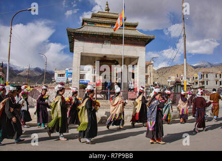 Ladakhi Frauen in traditioneller Kleidung zu einem Tara Gebet sammeln, Leh, Ladakh, Indien Stockfoto