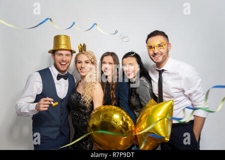 Freunde mit Party props und Konfetti lachen Stockfoto