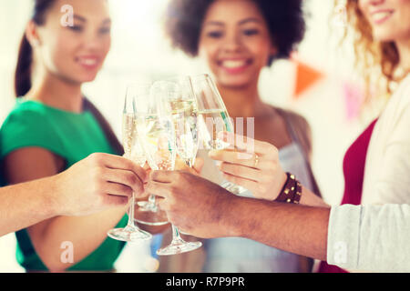 Freunde klirren Gläser Champagner bei Party Stockfoto