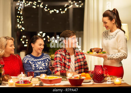 Gerne Freunde in Weihnachten Abendessen zu Hause Stockfoto