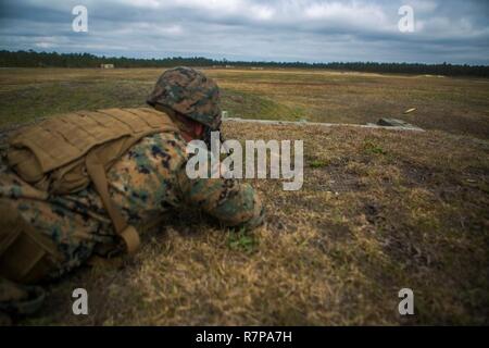 Ein Marine feuert eine M 27 Infanterie automatisches Gewehr während einer Gruppe, live - Feuer in Camp Lejeune, N.C., 29. März 2017. Die Marines engagierte Ziele von unbekannten Entfernungen mit der IAR und M240B medium Maschinengewehr. Die Marines sind mit 1St Battalion, 14th Marine Regiment. Stockfoto