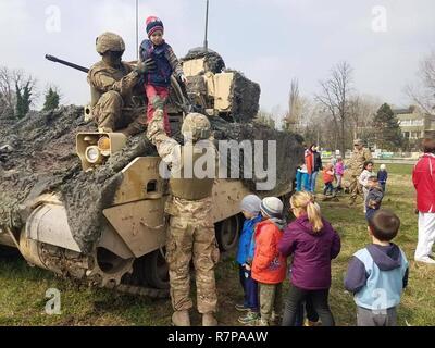 Ein Soldat mit Truppe ein, 4.Staffel, 10 Cavalry Regiment, 3. gepanzerte Brigade Combat Team, 4 Infanterie Division, test feuert eine Dragunov Sniper Rifle Als ungarischer Soldat aus dem 2.Bataillon, 25 Infanterie Brigade, Zeiger während der gemeinsamen Waffen Einarbeitung Training bei Tata, Ungarn, 22. März 2017 bietet. Usa und ungarischen Soldaten ausbilden, Seite an Seite im Rahmen der Operation Atlantic lösen, das stärkt die Interoperabilität unter den NATO-Verbündeten durch tägliche kombinierte Ausbildung. Stockfoto