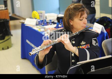 Master Sgt. Jennifer James, Band der Mid-America Flötist, spielt Musik während der Frauen resliency Messe März 23 in Scott Air Force Base. Die Musiker Unterhaltung für die Dauer der 2-stündigen Veranstaltung, Wiedergabe einer Vielzahl von Liedern einschließlich der Nationalhymne und der Air Force Song. Stockfoto