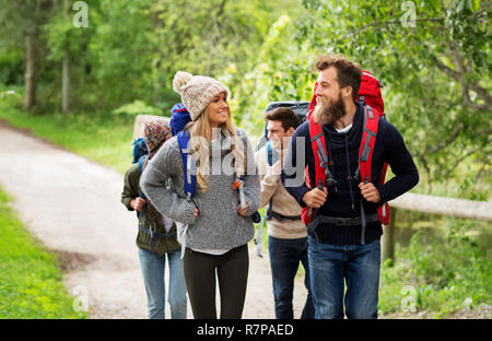 Gerne Freunde oder Reisende wandern mit Rucksäcken Stockfoto