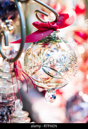 Mundgeblasenes Glas Christbaumkugeln zum Verkauf an Badewanne Weihnachtsmarkt. Stockfoto