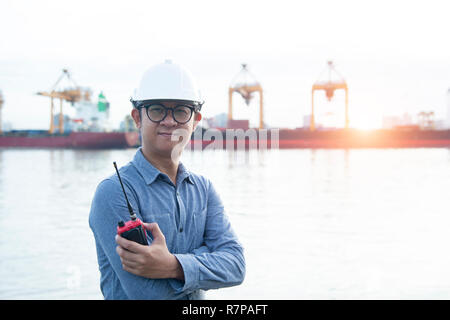 Ingenieur steht ein glückliches vor Port Stockfoto