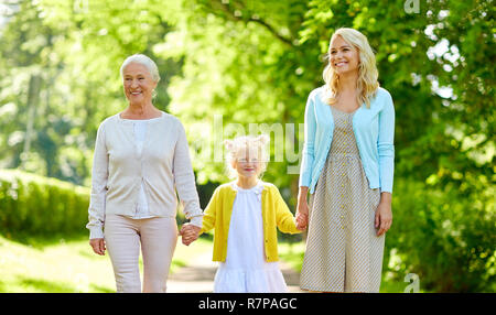 Frau mit Tochter und Mutter im Park Stockfoto