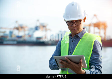 Asiatische Ingenieure überprüfen die Arbeit mit teblet Stockfoto