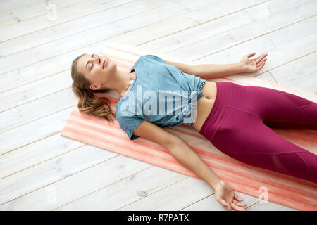 Frau yoga Leiche posieren im Studio Stockfoto