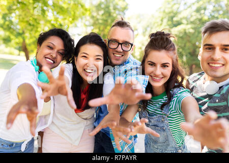 Glücklich lächelnde Freunde Spaß im Park Stockfoto