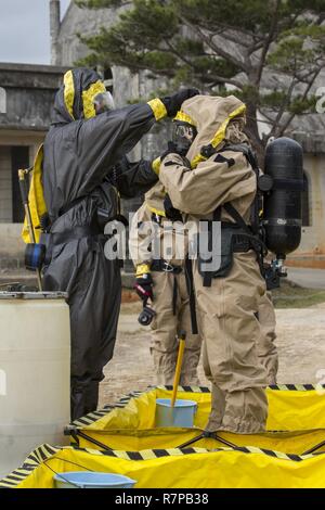 Us Marine Corps Lance Cpl. Heide Mitchell, eine Lageristen mit chemischen biologische, radiologische nuklearen (CBRN) Platoon, G-3, 1 Marine Flugzeugflügel (MAW), Marine Flügel Hauptsitz Squadron 1, entfernt ein Panorama Nova mit Umluftunabhängiges Atemschutzgerät während eines simulierten CBRN-antwort Bohren im Kampf Stadt, Okinawa, Japan, 21. März 2016. Notfallübungen ermöglichen CBRN-Platoon Fähigkeiten der Commander der Ausübung die Funktionsfähigkeit und Effizienz der Folgenbewältigung innerhalb der 1 MAW CBRN-response element Set zu verbessern. Stockfoto