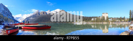 Alberta, Kanada - 7. Oktober 2018: Rote Kanus am Lake Louise mit Rocky Mountain im Banff National Park Stockfoto