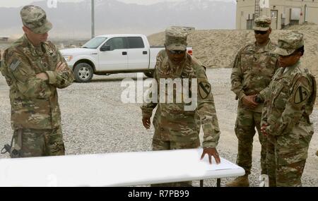 Master Sgt. Christopher E. Gunby (Mitte), 1.Kavallerie Division der entschlossenen Unterstützung Sustainment Brigade (1 CD RSSB), erläutert die Feinheiten der Kraftstoff anlage zu Command Sgt. Major Jason S. Willett (links), command Sergeant Major, 1 Sustainment Command (Theater), als Master Sgt. Marvin Kastanie, 1 CD RSSB und Command Sgt. Maj. Jill L. Crosby, command Sergeant Major, 1 CD RSSB, an am Flughafen Bagram, Afghanistan, am 20. März. Stockfoto