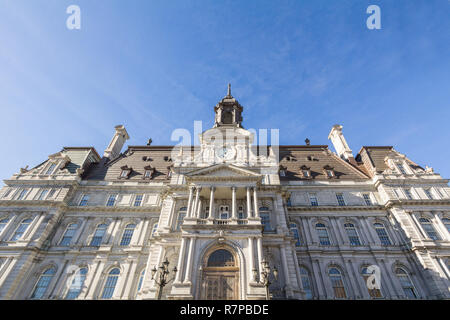 Montreal City Hall, auch genannt das Hotel de Ville, der an einem sonnigen Nachmittag. Es ist die Heimat des Bürgermeisters und der lokalen Administration, und wählen Sie ein Symbol Stockfoto