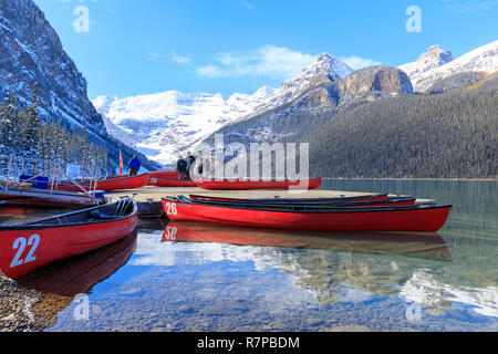 Alberta, Kanada - 7. Oktober 2018: Rote Kanus am Lake Louise mit Rocky Mountain im Banff National Park Stockfoto