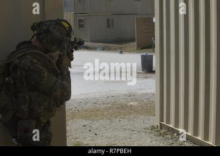 Eine Königliche Niederländische Marine mit 1 Troop, 32 Streifzüge Squadron, bietet Sicherheit in einem städtischen Betrieb Raid auf Camp Lejeune, N.C., 21. März 2017. Die Royal Dutch Marines zusammen mit US-Marines als Teil einer jährlichen bilateralen Training übung für die Beziehungen und die Interoperabilität stärken. Stockfoto