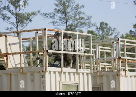 Royal Dutch Marines mit 1 Troop, 32 Streifzüge Squadron, bieten Sicherheit bei einem städtischen Betrieb Raid auf Camp Lejeune, N.C., 21. März 2017. Die Royal Dutch Marines zusammen mit US-Marines als Teil einer jährlichen bilateralen Training übung für die Beziehungen und die Interoperabilität stärken. Stockfoto