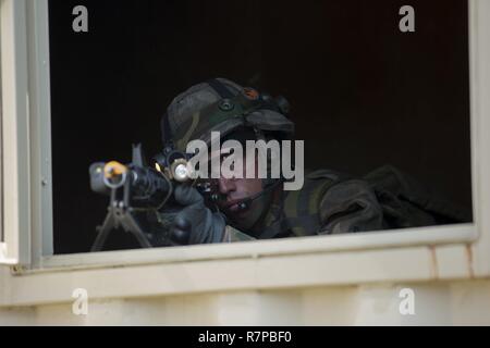 Eine Königliche Niederländische Marine mit 1 Troop, 32 Streifzüge Squadron, bietet Sicherheit in einem städtischen Betrieb Raid auf Camp Lejeune, N.C., 21. März 2017. Die Royal Dutch Marines zusammen mit US-Marines als Teil einer jährlichen bilateralen Training übung für die Beziehungen und die Interoperabilität stärken. Stockfoto