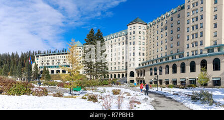 Alberta, Kanada - 7. Oktober 2018: Die berühmten Fairmont Chateau Lake Louise Hotel in Banff National Park Stockfoto