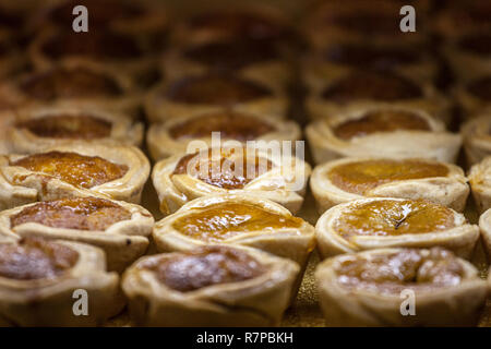 Butter Torten, Kleine Größe, die für den Verkauf auf dem Regal eines kanadischen Markt von Toronto. Butter tart ist einer der kultigsten Gebäck von Th. Stockfoto