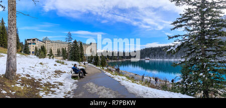 Alberta, Kanada - 7. Oktober 2018: Die berühmten Fairmont Chateau Lake Louise Hotel in Banff National Park Stockfoto