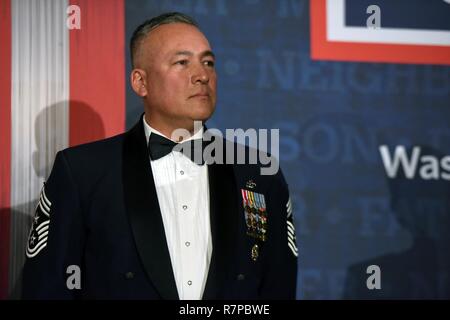 Air Force Chief Master Sgt. Mitchell Pinsel, Senior Advisor der Chef der National Guard Bureau eingetragen, an die USO der 35. jährlichen Metropolregion Washington-Baltimore's Awards Dinner, Arlington, Virginia, 21. März 2017. Senior Berater angeworben und deren Ehepartnern für ihre Beiträge, die unser Land und unsere militärischen geehrt wurden. Die Anerkennung wurde auch zur Ehre aller Senior Berater angeworben, die weltweit und deren Ehegatten. Stockfoto