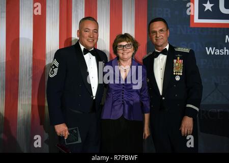 Air Force Chief Master Sgt. Mitchell Pinsel, Senior Advisor der Chef der National Guard Bureau eingetragen; Sally Lengyel; und Air Force General Joseph Lengyel, Leiter der National Guard Bureau, an der USO der 35. jährlichen Metropolregion Washington-Baltimore's Awards Dinner, Arlington, Virginia, 21. März 2017. Senior Berater angeworben und deren Ehepartnern für ihre Beiträge, die unser Land und unsere militärischen geehrt wurden. Die Anerkennung wurde auch zur Ehre aller Senior Berater angeworben, die weltweit und deren Ehegatten. Stockfoto