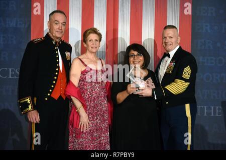 Marine Gen. Joseph Dunford, Vorsitzender des Generalstabs; Ellyn Dunford; Sandra Troxell; und Army Command Sgt. Maj. John troxell, Senior Berater der Vorsitzende des Generalstabs, an der USO der 35. jährlichen Metropolregion Washington-Baltimore's Awards Dinner, Arlington, Virginia, 21. März 2017. Senior Berater angeworben und deren Ehepartnern für ihre Beiträge, die unser Land und unsere militärischen geehrt wurden. Die Anerkennung wurde auch zur Ehre aller Senior Berater angeworben, die weltweit und deren Ehegatten. Stockfoto