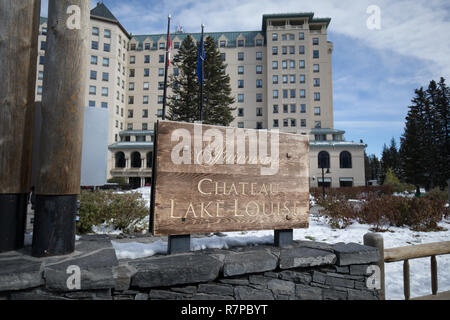 Alberta, Kanada - 7. Oktober 2018: Die berühmten Fairmont Chateau Lake Louise Hotel in Banff National Park Stockfoto