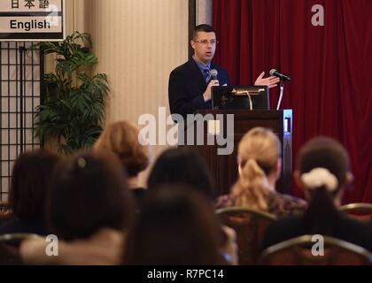 YOKOSUKA, Japan (Mar. 20, 2017) - Lt.Cmdr. Andreas Stiller, Certified Nurse practitioner, teilt sein Wissen über Pflege mit den Teilnehmern an der dritten jährlichen U.S. Naval Hospital (USNH) Yokosuka Gemeinsame Pflege Symposium an der Arleigh A. Burke Unteroffizieren Club, Mar.20 statt. Die Veranstaltung war eine Kooperation zwischen dem Gastgeber und der US-Armee, US Air Force und US Navy. USNH Yokosuka kommandierenden Offizier, Kapitän Rosmarin Malone, sofern die Eröffnungsrede, mit Schlussbemerkungen von USNH Yokosuka leitende Krankenschwester Executive, Kapitän Ann bei. Unter den verschiedenen Themen Disc Stockfoto