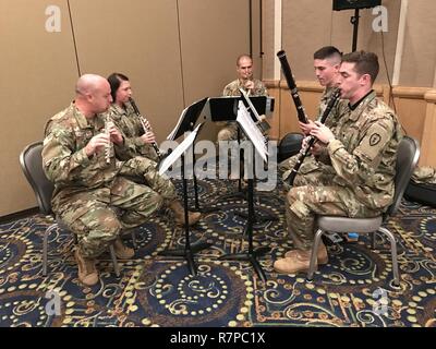 Soldaten aus dem 25 Infanterie Division Band spielen für Gäste, die ein Gebet Frühstück bewirtet durch US-Armee Pazifik, am Dienstag Morgen. Gastredner war der U.S. Navy Chaplain (Capt.), Mark Hendricks, Kräfte Kaplan, US-Marine Pacific, deren Botschaft auf Widerstandsfähigkeit und geistige Eignung konzentriert. Stockfoto