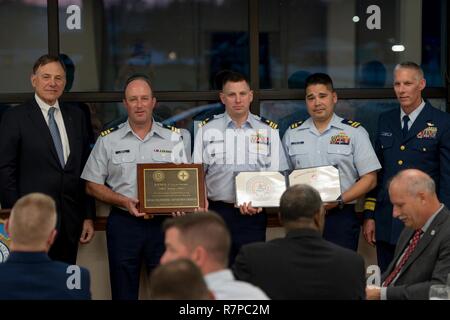 Coast Guard Cmdr. Jon Baker, Lt.Cmdr. Bach Sherman, und Oberstleutnant Raymond Pamatian, der Naval Engineering Abteilung Boston, akzeptieren die 2016 Lucas Plakette - An Land Award für die Engineering Abteilung der Coast Guard Base Boston während einer Zeremonie an der Coast Guard Yard in Baltimore, Md., 21. März 2017. Die Mitgliedstaaten, die zum Teil, dass das Team von 180 Naval Ingenieure in der ersten Küstenwache Bezirk stationiert ausgeführt 150.000 Stunden der industriellen Produktion im Wert von $ 6,7 Millionen auf Schneider, Boote, Navigationshilfe und Einrichtungen an Land, darunter 27 Dock und Dock - Seite WartungTel-produkte Stockfoto