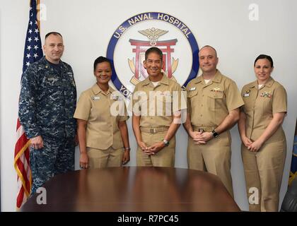 YOKOSUKA, Japan (Mar. 23, 2017) - Von links nach rechts, U.S. Naval Hospital (USNH) Yokosuka Command Master Chief, Loren Rucker, der kommandierende Offizier, Kapitän Kristen A. Atterbury, Marine Medizin West Kaplan, Kapitän Guy Lee, USNH Yokosuka Kaplan, Lt Josua Hickman und handeln Executive Officer, Cmdr. Marcy Morlock, für ein Gruppenfoto posieren während ein Treffen und grüßen und Besuchen in der kommandierende Offizier Konferenzraum, März 23. Stockfoto