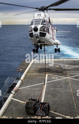 A330 EV Puma Helikopter aus die USNS Richard E. Byrd (T-AKE 4) liefert liefert bei einer vertikalen Auffüllung auf See auf dem Flugdeck der USS-Green Bay LPD (20), unterwegs in den Pazifischen Ozean, 20. März 2017. Stockfoto