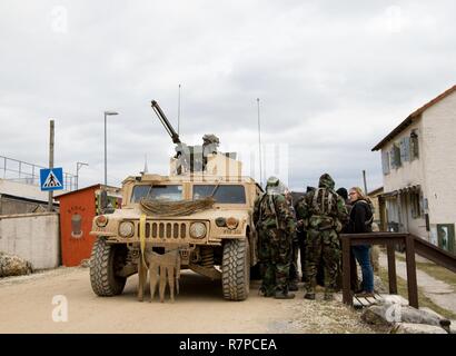 Mitglieder der CBRN-Recce Platoon, 54th Brigade Ingenieur Bataillon, 173Rd air Borne arbeiten mit dem Slowenischen CBRN-Dekontamination, sprechen Sie mit Einheimischen während eines simulierten chemische Kontamination während der Alliierten Geist VI bei Joint Multinational Readiness Center, Hohenfels, Deutschland, 21. März 2017. Allied Geist VI ist eine 7th Army Training Befehl, U.S. Army Europe - Regie multinationale Übung. Stockfoto