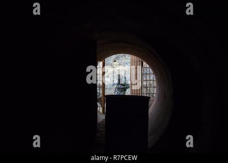 Mitglieder der CBRN-Recce Platoon, 54th Brigade Ingenieur Bataillon, 173Rd air Borne arbeiten mit dem Slowenischen CBRN-Dekontamination Einheit sichern die Quelle eines simulierten chemische Leck bei einer chemischen biologische, radiologische und nukleare (CBRN) trainieren, während die Teilnahme an Allied Geist VI bei Joint Multinational Readiness Center, Hohenfels, Deutschland, 21. März 2017. Allied Geist VI ist eine 7th Army Training Befehl, U.S. Army Europe - Regie multinationale Übung. Stockfoto