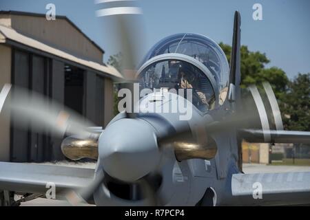 Ein LIBANESISCHER A-29 Super Tucano Student Pilot und ein US-Fluglehrer aus der 81th Fighter Squadron, die Durchführung der ersten "in-seat"-Training sortie, 22. März 2017, bei Moody Air Force Base, Ga. Das Programm im März 2017 begonnen und wurde entwickelt, um sicherzustellen, dass der Libanon Luftwaffe erhält die Unterstützung und Schulung erforderlich, um sicher und effektiv die A-29 Flugzeugen beschäftigen. Stockfoto