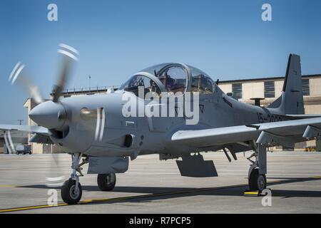 Ein LIBANESISCHER A-29 Super Tucano Student Pilot und ein US-Fluglehrer aus der 81th Fighter Squadron, die Durchführung der ersten "in-seat"-Training sortie, 22. März 2017, bei Moody Air Force Base, Ga. Das Programm im März 2017 begonnen und wurde entwickelt, um sicherzustellen, dass der Libanon Luftwaffe erhält die Unterstützung und Schulung erforderlich, um sicher und effektiv die A-29 Flugzeugen beschäftigen. Stockfoto