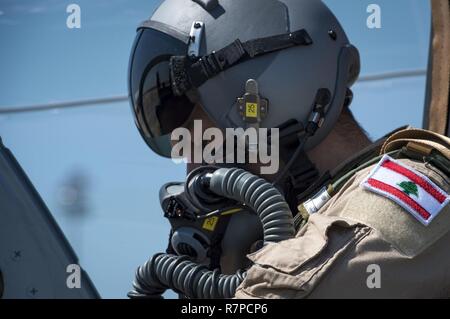 Ein LIBANESISCHER A-29 Super Tucano Student Pilot von der 81st Fighter Squadron, führt die erste "in-seat"-Training sortie, 22. März 2017, bei Moody Air Force Base, Ga. Das Programm begann im März 2017 und ist so konzipiert, dass der Libanon Luftwaffe erhält die Unterstützung und Schulung erforderlich, um sicher und effektiv die A-29 Flugzeugen beschäftigen. Stockfoto